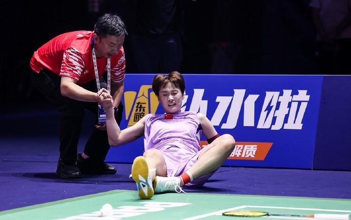 kaiyun.com-陈雨菲赛后脚踝进行冰敷，明天能否出战仍需观察