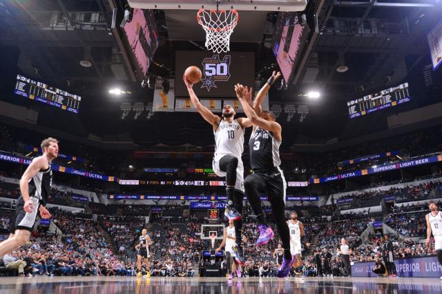 开云体育下载-进攻无力败走圣安东尼奥 KD缺席后篮网一胜难求