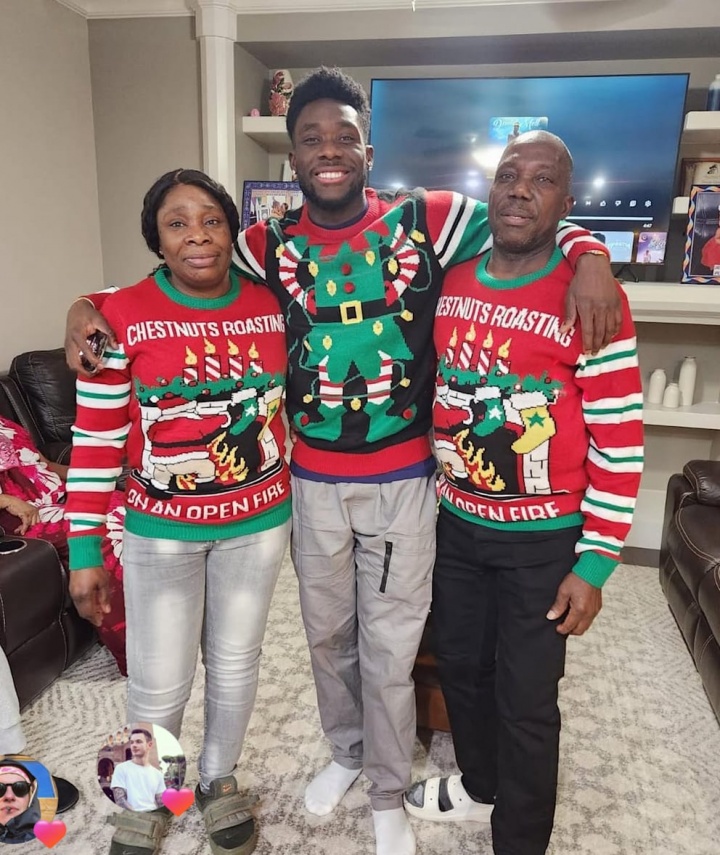 开云-伤退后掩面哭泣！图片报：阿方索1年内4度受伤，赛后得到父母安慰