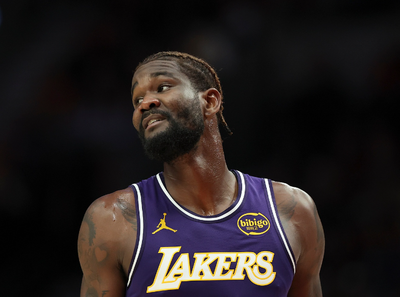 开云APP-湖人104-112快船遭4坏消息！艾顿又崩，雷迪克+2主力引绝望！