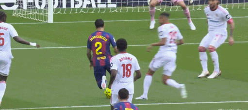 半场：巴萨3-1塞维利亚，拉菲尼亚点射双响，奥尔莫破门