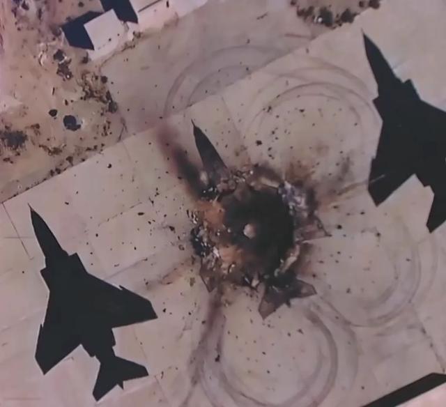 开云-以色列宣布击毁伊朗战机，并公布导弹轰炸画面，而画面中被炸“战机”纹丝不动，竟是画在停机坪上的涂鸦